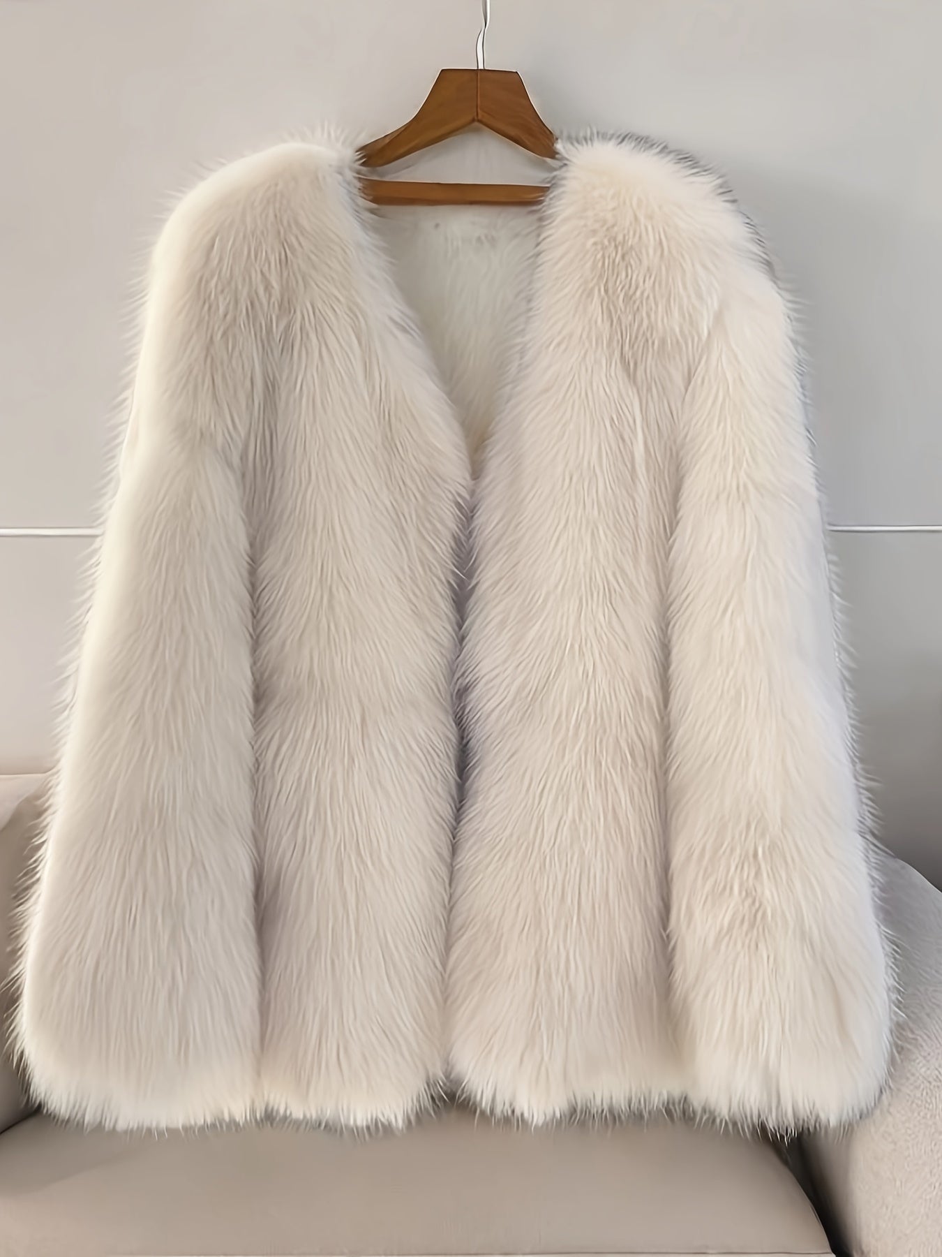 Ayollar uchun zamonaviy sun'iy mo'yna palto, 100% polyester to'qima matodan tayyorlangan, bir rangda, oddiy yenglar bilan, qisqa uzunlikda va kamar yo'q. Kuz/qish modasi uchun kattalar uchun ideal yuqori palto.