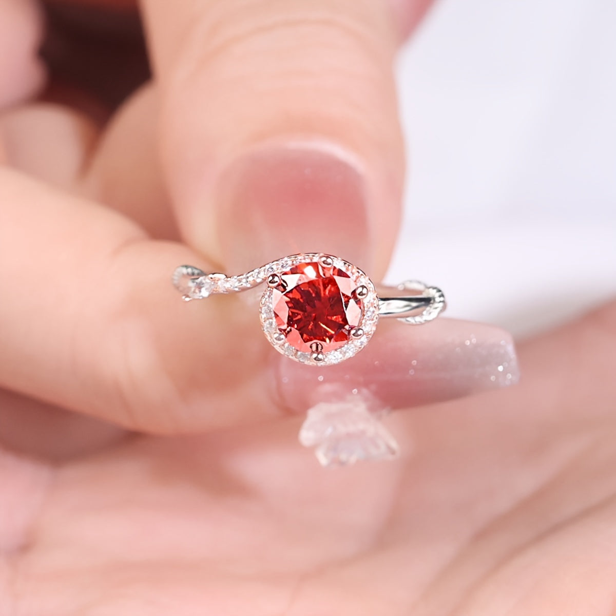 Ayollar uchun ishtirok taklifi to'y halqasi, 1ct rangli Moissanit, burama qizil marjonlar bilan, 925 sterling kumush, gippoallergen. Moissanit sertifikati va nozik sovg'a qadoqlash bilan birga keladi.