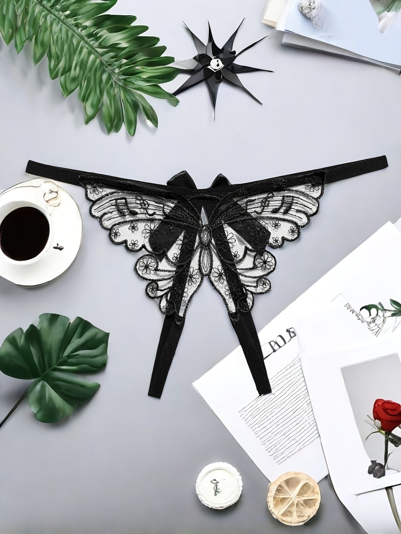 Kattalar uchun nafis kapalak tikuvli to'rli thong, bo'lakli qorin va kamon detali bilan, to'qilgan matodan tayyorlangan.