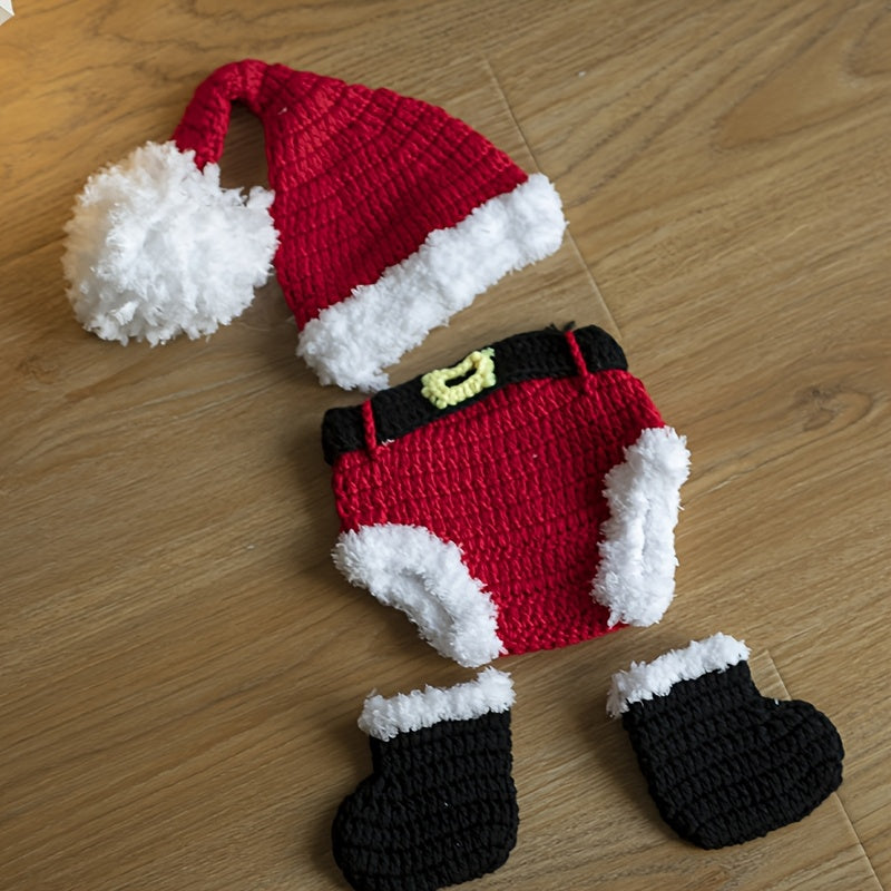 Очаровательный ручной работы крючком рождественский комплект для детей - включает уютную вязаную шапку, шорты и набор пинеток - идеально подходит для первой праздничной фотосессии детей и подарка на крещение.