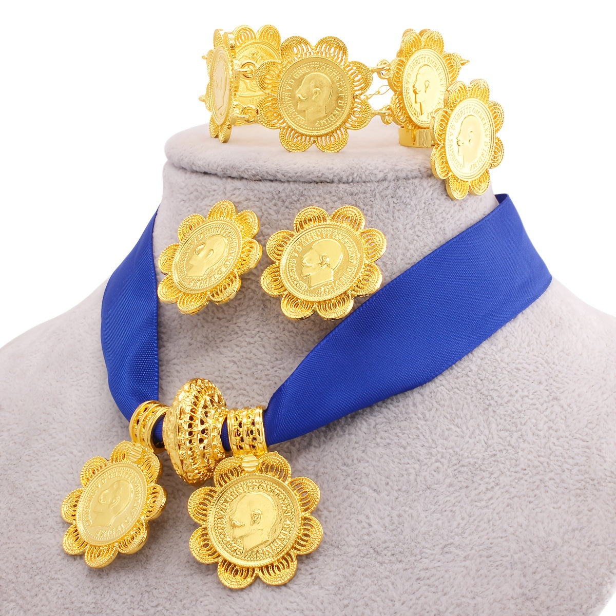 5 ta qismdan iborat hashamatli zargarlik to'plami, shu jumladan, taqinchoqlar, marjon, bilaguzuk va uzuk. Bir nechta ranglarda tanlash uchun muhr va gullar chetiga ega dizaynni o'z ichiga oladi. An'anaviy kelin kiyimlari uchun mukammal.