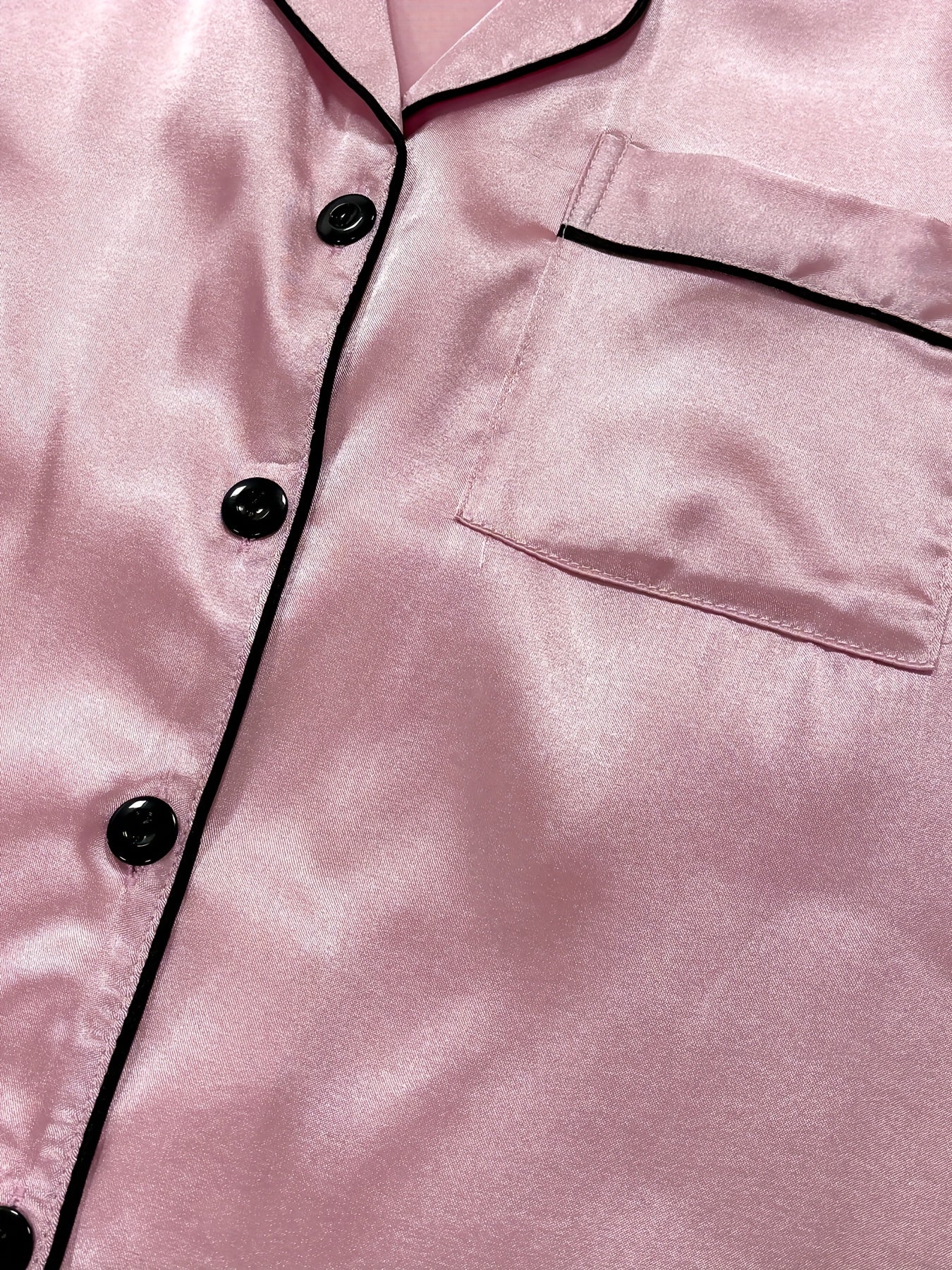 Ayollar uchun tasodifiy saten pijama to'plami, qisqa yengli yuqori qismi, yengil tugmalar va qulay moslik uchun shortlar.