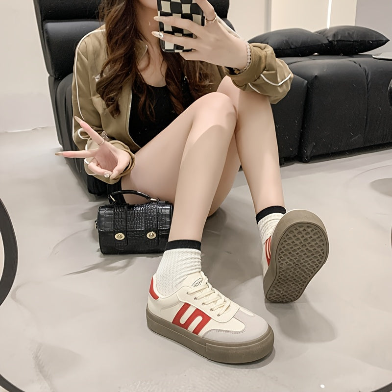 Ayollar uchun kundalik pastki sport poyabzali oq va kulrang, ikki rangli, sirpanishga qarshi rezina oyoq osti