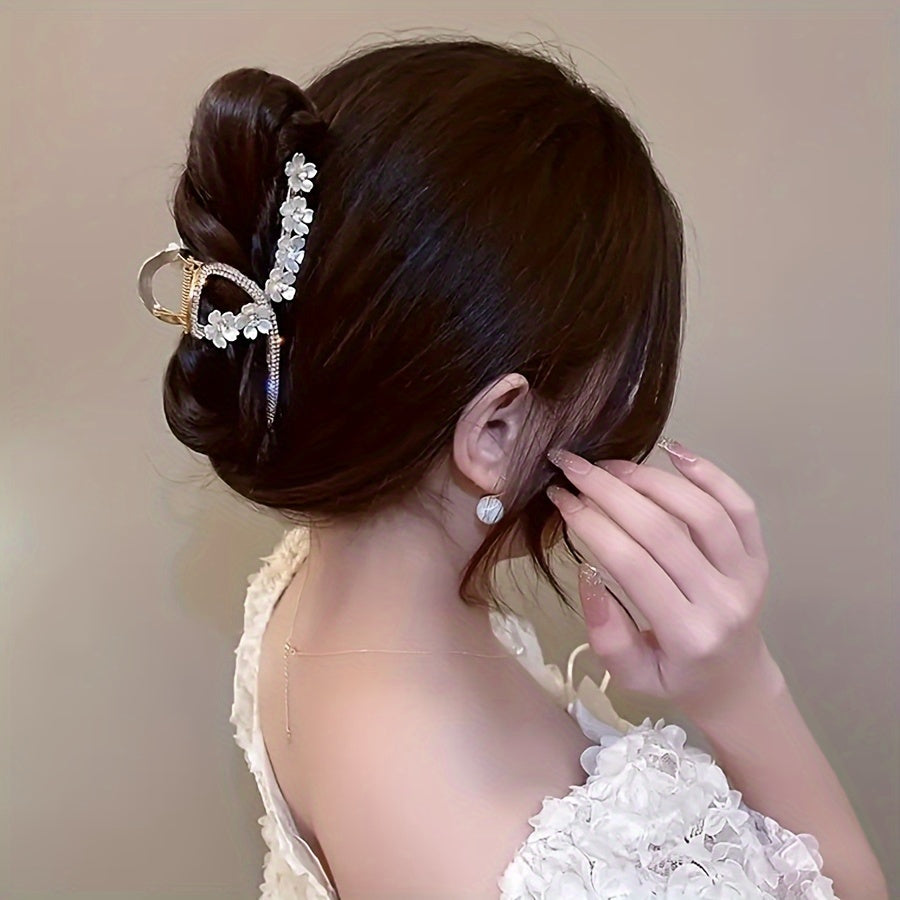 Zinс qotishmasidan tayyorlangan, ikki qatlamli elektroplitalash bilan mustahkamlangan, porloq rhinestone'lar bilan bezatilgan, nafis kameliya gullari soch qisqichi. Retro va zamonaviy soch aksessuari.