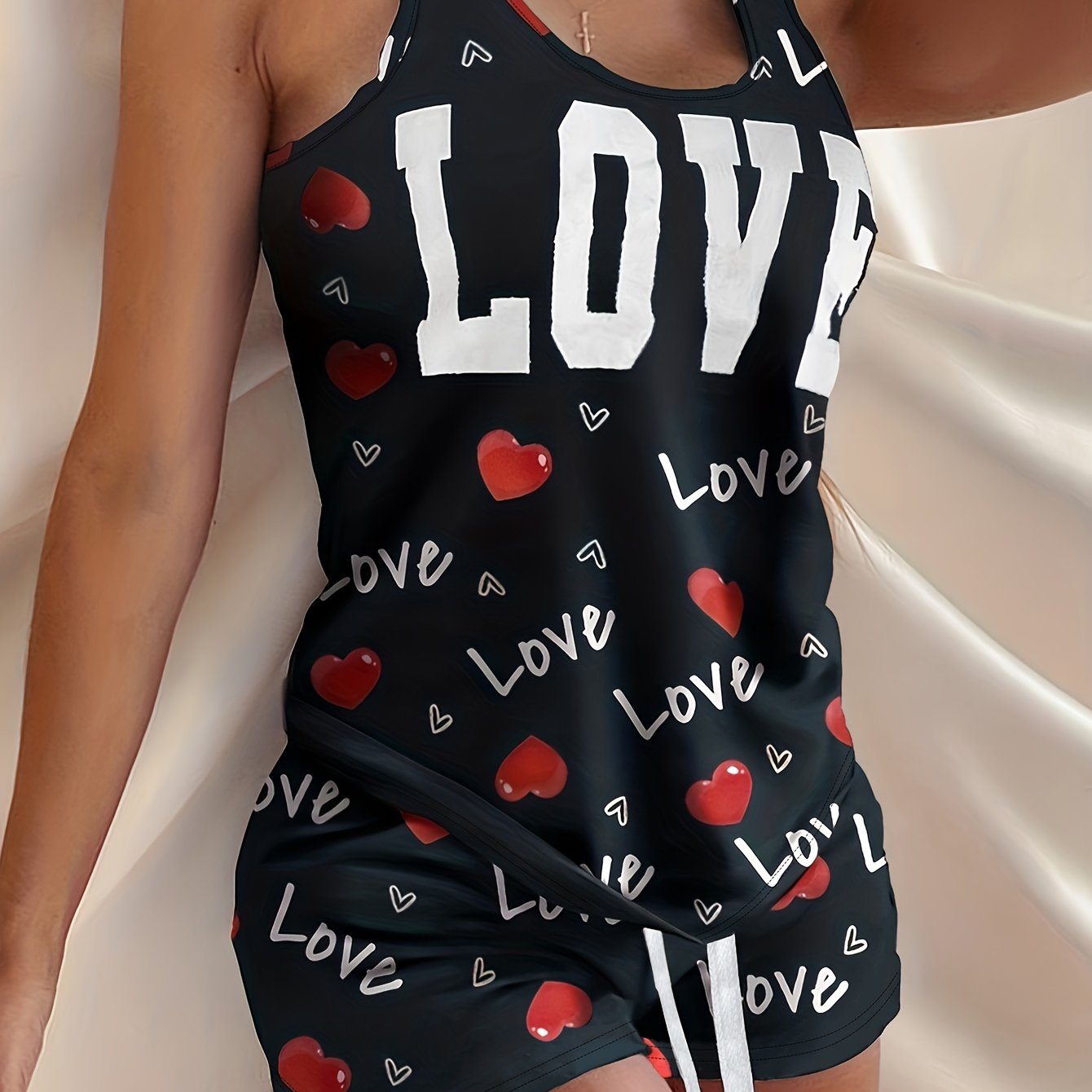 Conjunto de pijama con estampado de corazones y letras para mujer con camiseta sin mangas de cuello redondo y pantalones cortos con cordón