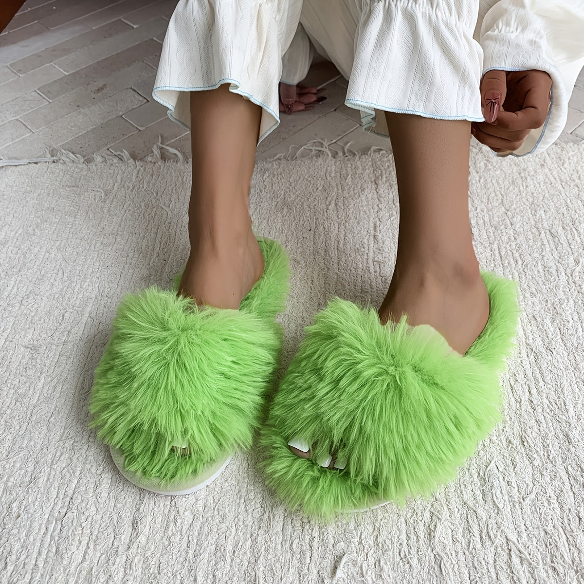 Ayollar uchun mo'ljallangan yumshoq, sirpanmaydigan, ichki va tashqi foydalanish uchun qulay, barcha mavsumlarga mos bo'lgan plüsh shlyapka