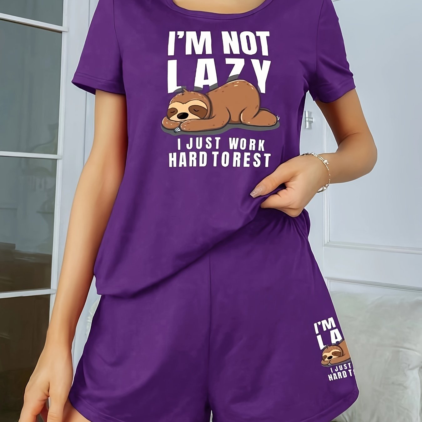 Kattalar ayollar uchun pizhama to'plami, sloth bosma bilan paxta-polyester tikilgan qisqa qo'lli ko'ylak va shortlar