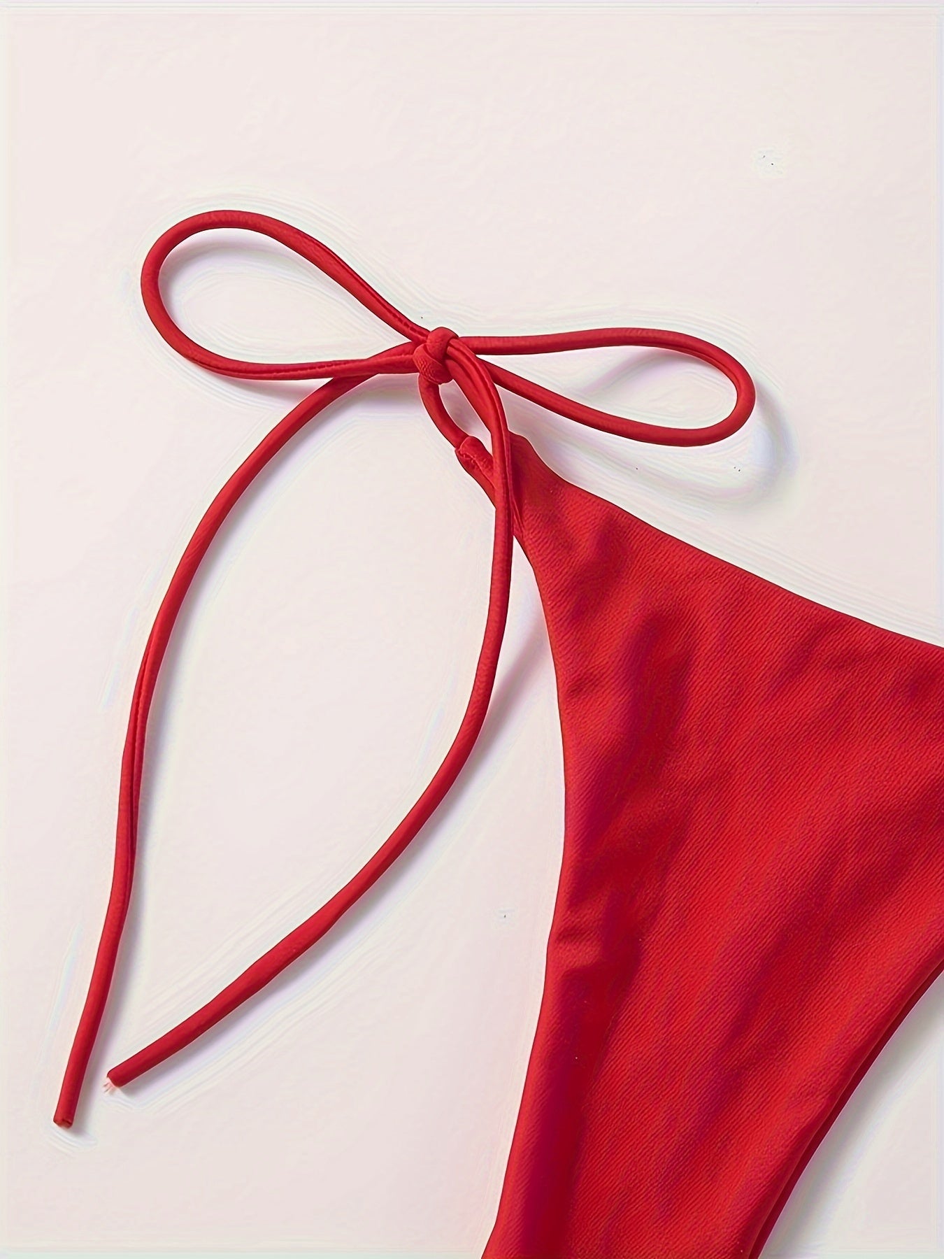 Женский двухпредметный купальник с бюстгальтером на завязках и V-образными плавками.