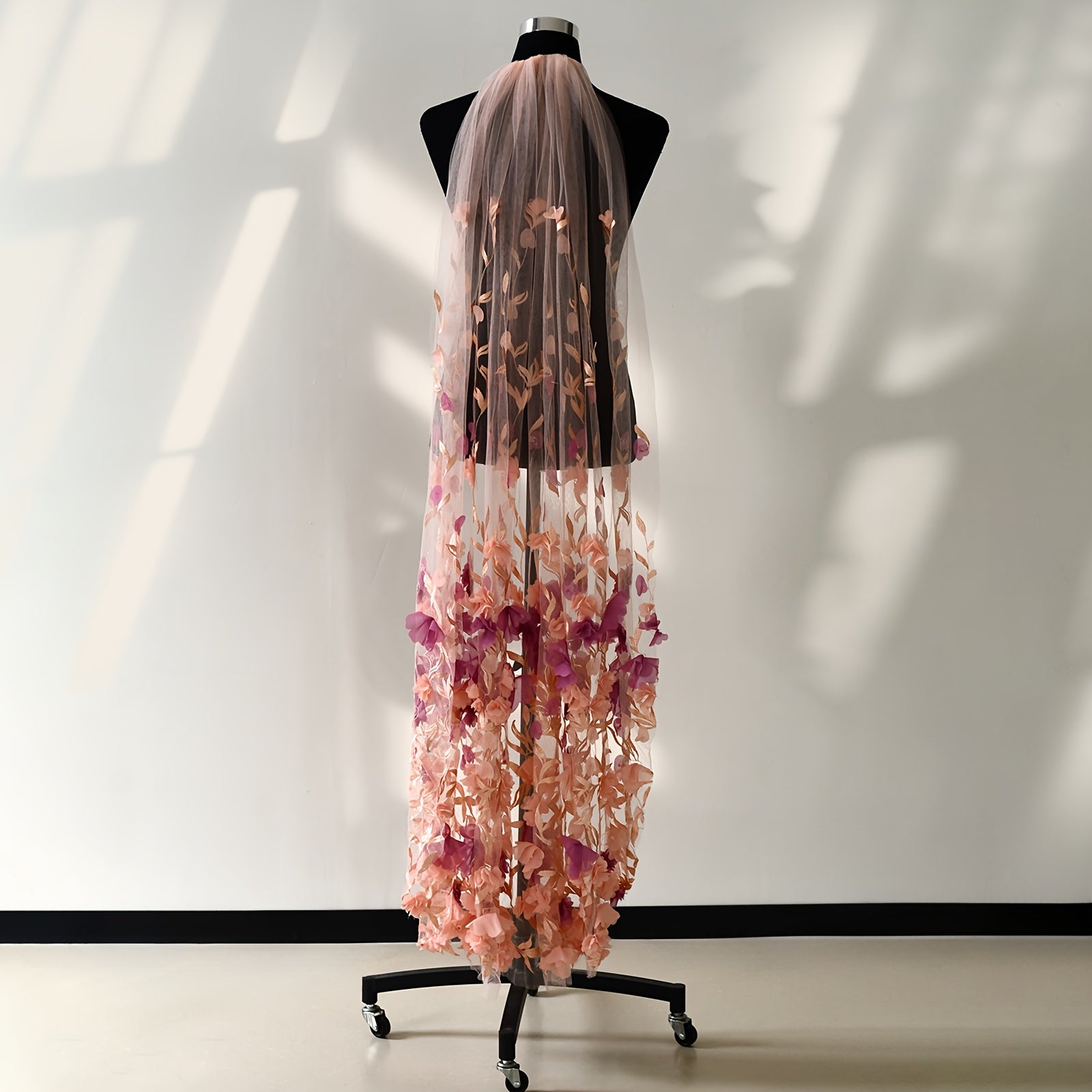 Tashqi marosim uchun gullar bilan bezatilgan nafis romantik to'y qizlar voiligi