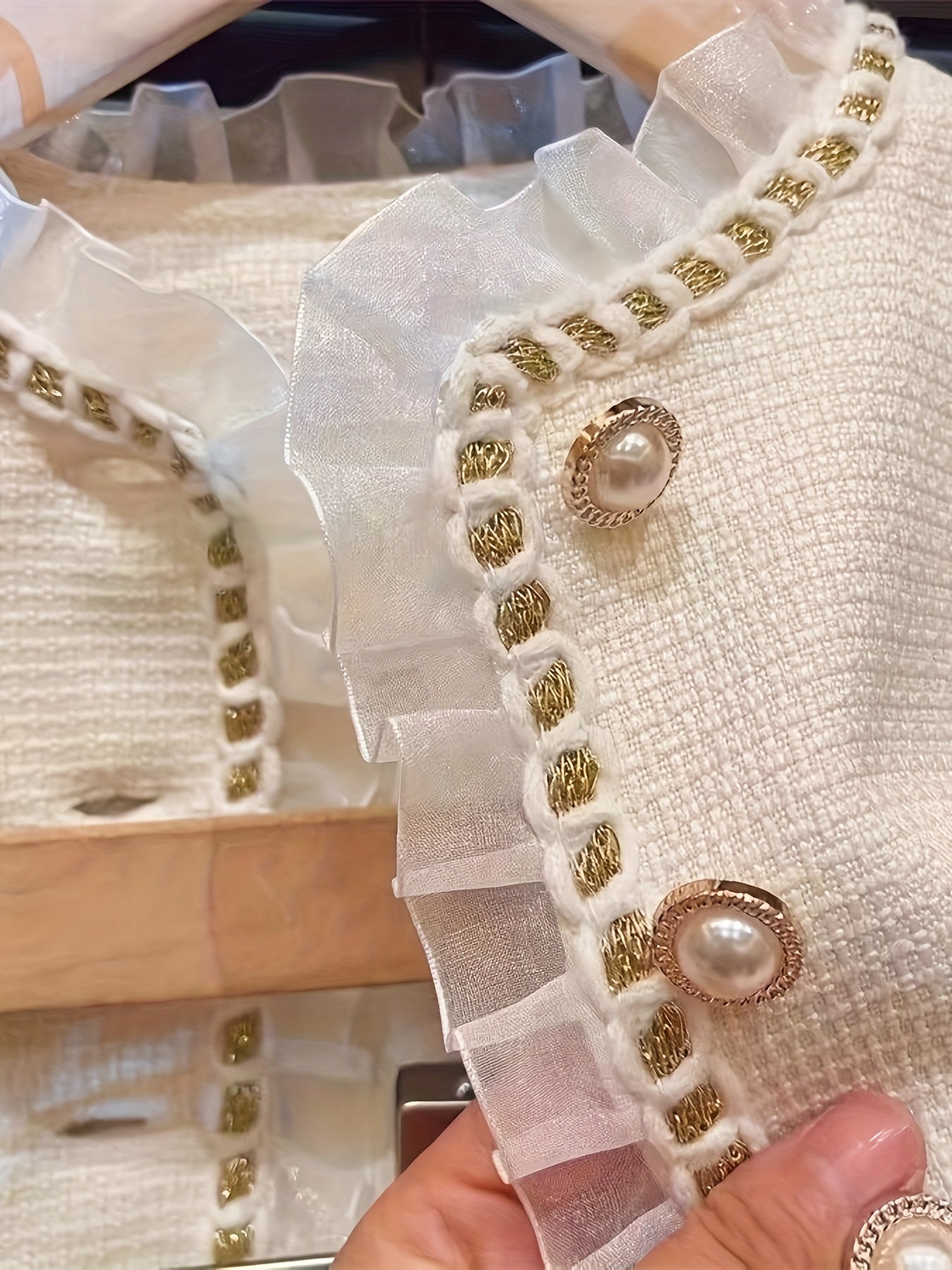 Qizlar uchun nafis sud uslubidagi kiyim to'plami, dantel tafsilotlari bilan uzun qo'lqopli krujka ko'ylak va pliseli yubkadan iborat, polyester va aralashmadan tayyorlangan, bahor va kuz uchun mukammal.