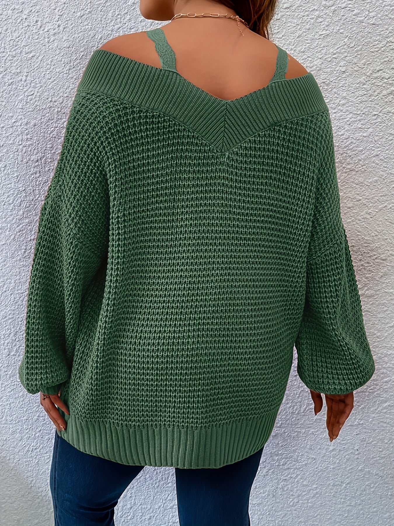 Ayollar uchun bej rangli, V-shakllı bo'yinli, uzun qo'lli trikotaj off-shoulder sviter