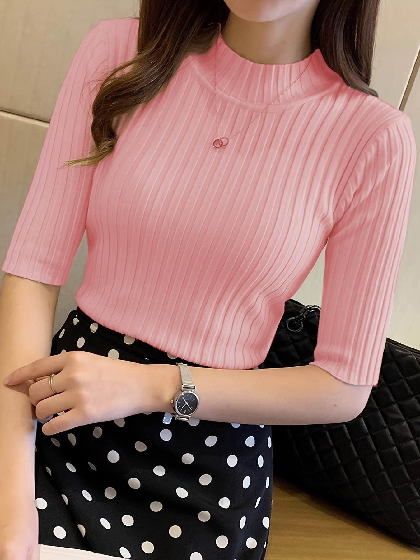 Camiseta de poliéster de punto de canalé con dobladillo plisado, cuello redondo, manga corta, ajuste ajustado