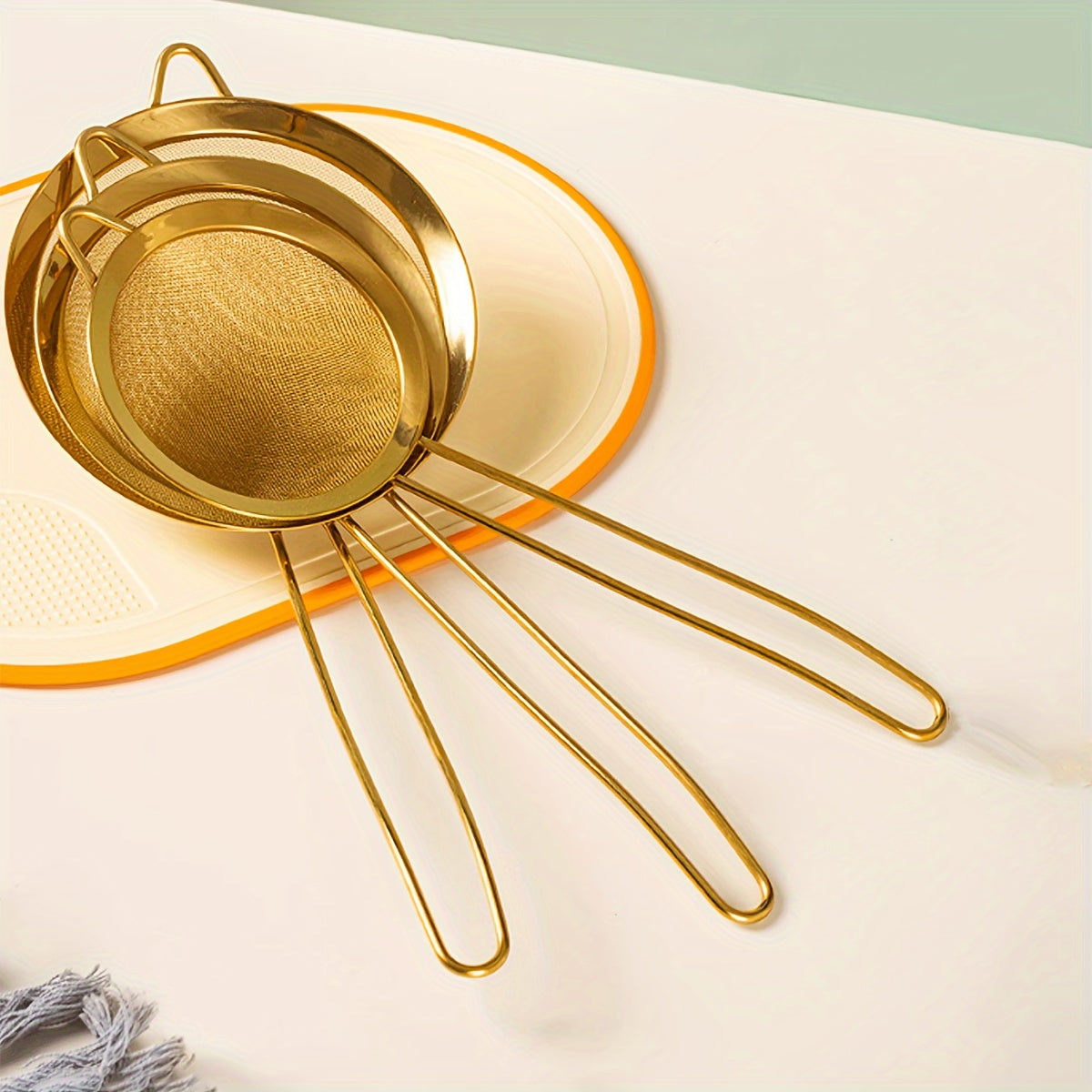 Handheld Flour Sifter Stainless Steel Fine Mesh Strainer for Baking and Cooking