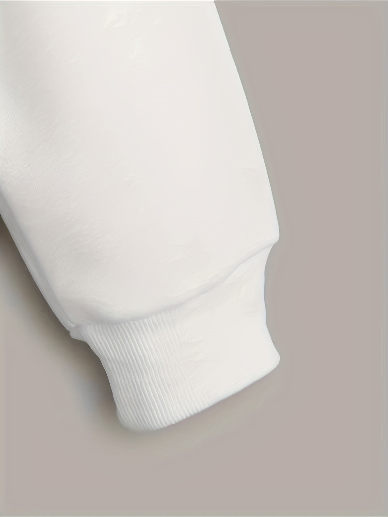 Termal astar va uzun yenglari bilan tortishishli zip-up qirq kofta, oldida cho'ntak mavjud.