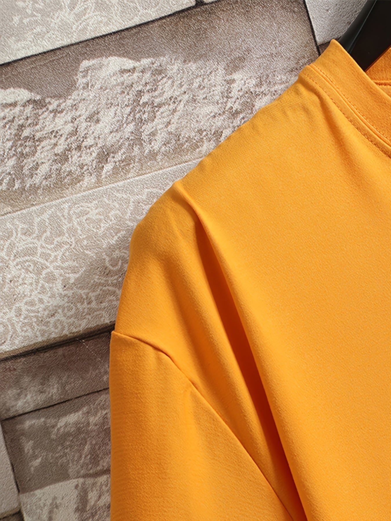 2023 yil bahor-yaz qisqa yengli T-ko'ylak, yosh erkaklar uchun Amerika moda logotipi bosma, yumaloq bo'yin va tasodifiy uslubga ega.