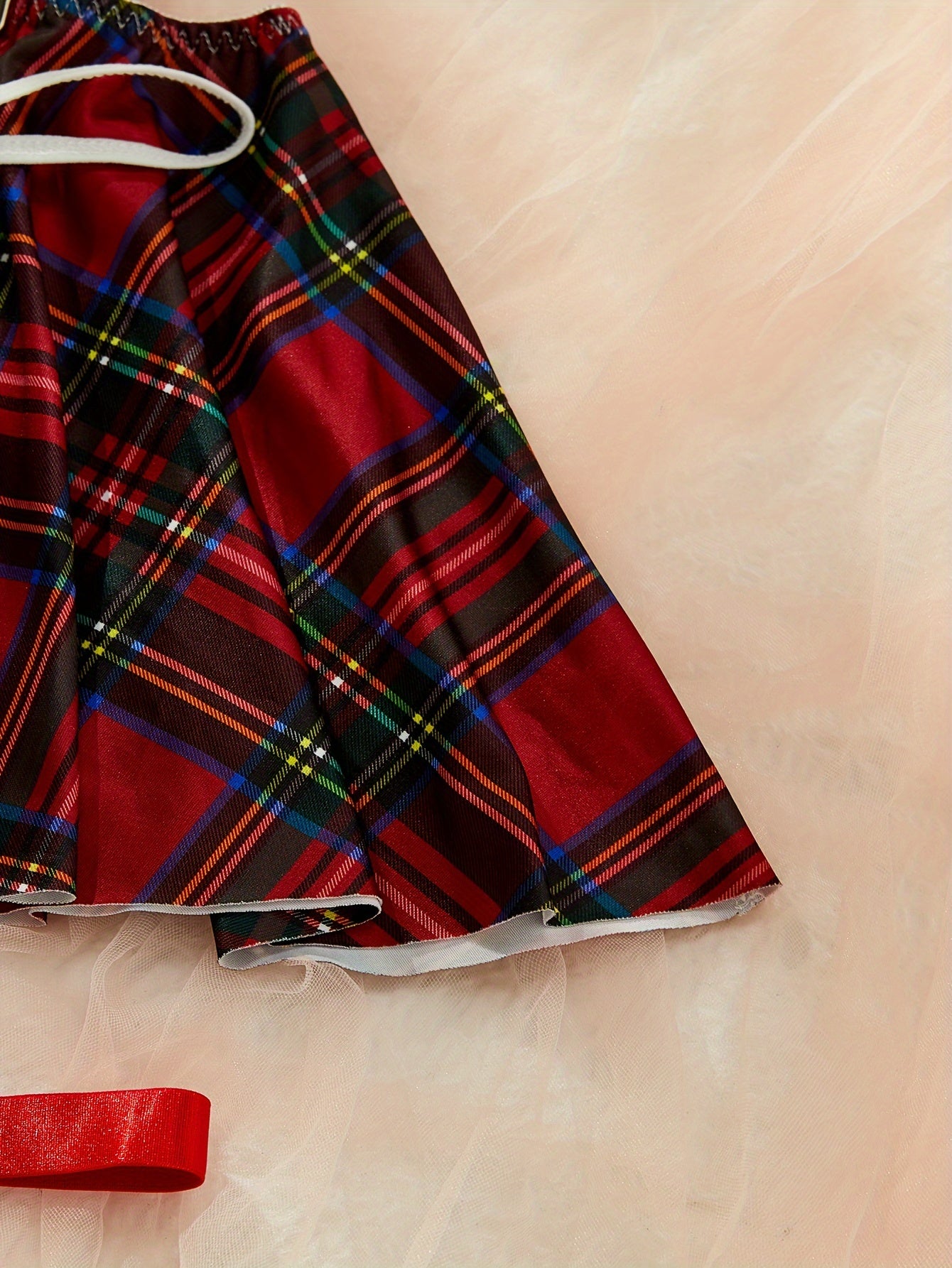 Ayollarning jozibali kollej rol o'ynash kostyum to'plami qisqa yubka, thong, yuqori, kamon bog'ich va oyoq halqasini o'z ichiga oladi.