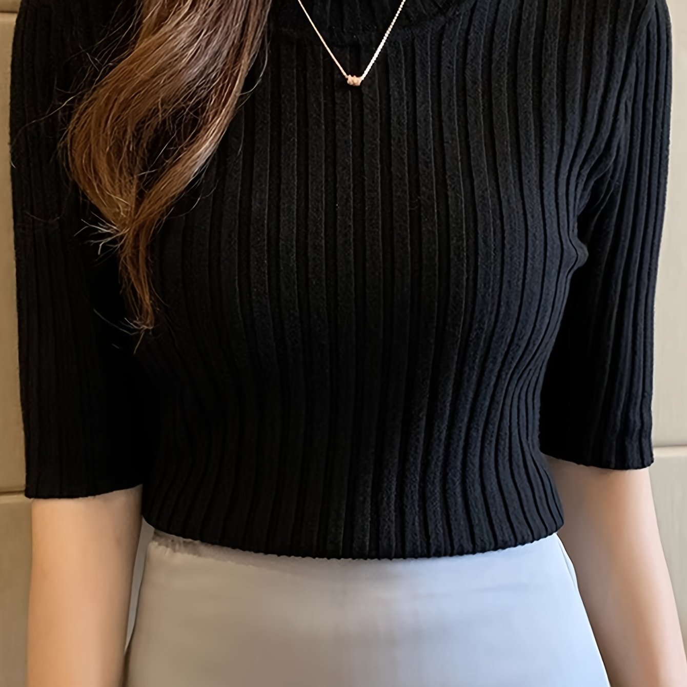 Camiseta de poliéster de punto de canalé con dobladillo plisado, cuello redondo, manga corta, ajuste ajustado