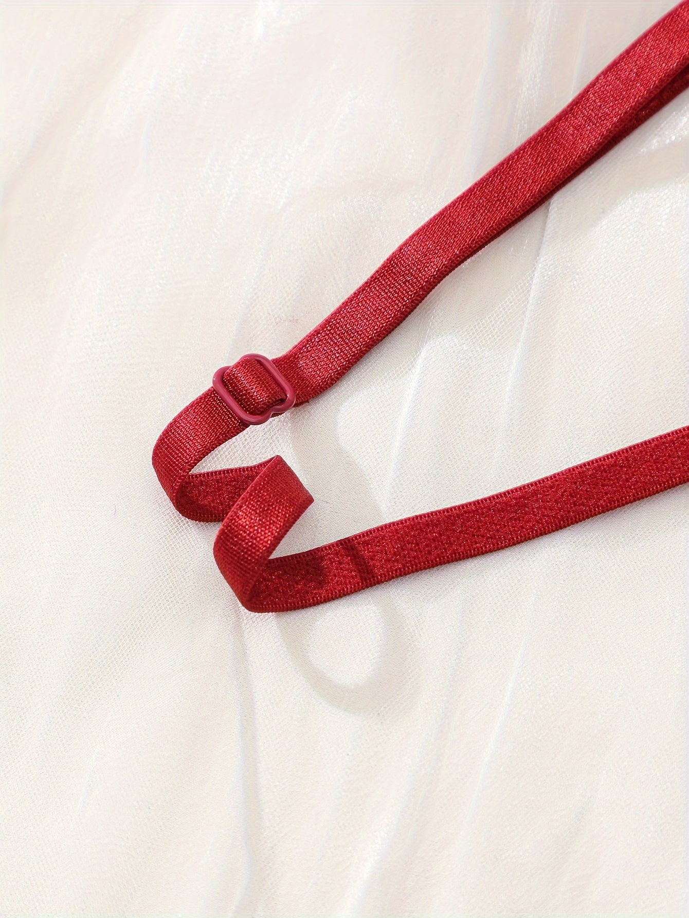 Женский сексуальный комплект нижнего белья включает в себя элегантный полупрозрачный кружевной и сетчатый ночной халат с цветочными деталями, V-образным вырезом и рюшами. Изготовлен из полиэстерового смеси с кружевными акцентами.