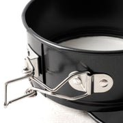 Круглая чугунная форма для выпечки с защелкивающимся дном, оснащенная кольцевой формой с легким освобождением и съемным кухонным аксессуаром для выпечки и приготовления пищи.