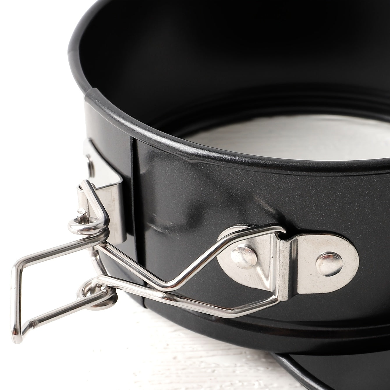 Круглая чугунная форма для выпечки с защелкивающимся дном, оснащенная кольцевой формой с легким освобождением и съемным кухонным аксессуаром для выпечки и приготовления пищи.