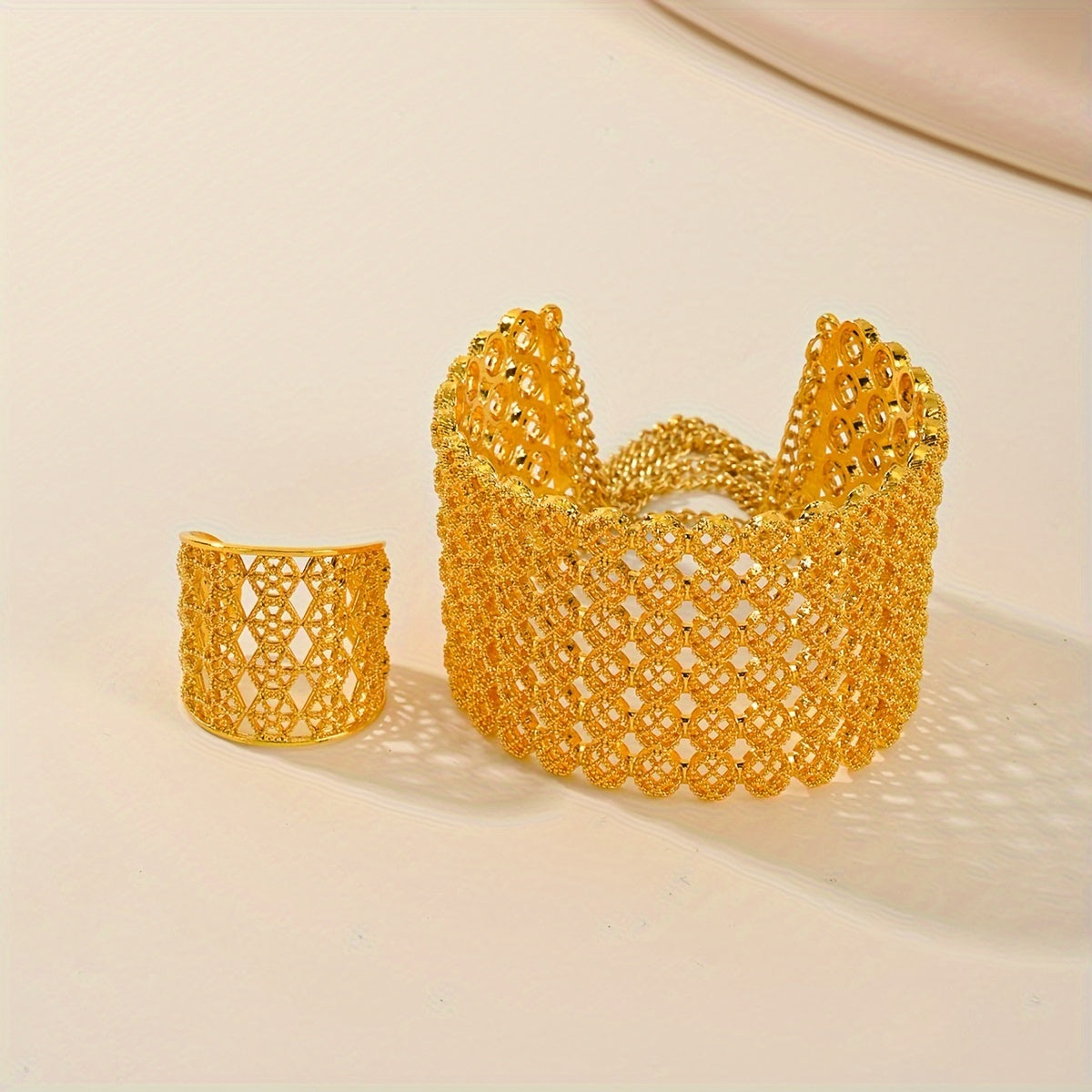 18K oltin qoplamali vintage hashamatli bilaguzuk va uzuk to'plami, nozik O'rta Sharq filigree kelin to'y zargarlik buyumlari, barcha fasllar uchun bo'sh sink qotishmasi bilaguzuk