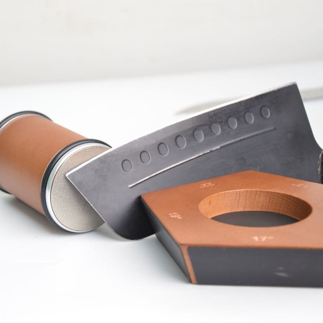 Qorong‘u jigarrang pentagonal qattiqlashtiruvchi tosh, oshxona pichog‘i va asboblar uchun aylanuvchi qattiqlashtiruvchi, barcha po‘lat qattiqliklariga mos keladi.