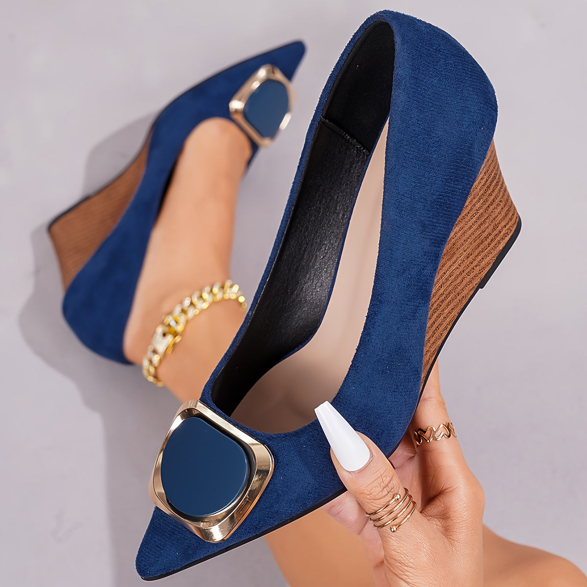 Ayollar uchun qora kengaytirilgan poyabzal, nuqtali barmoqli, oson kiyiladigan, oltin burmalı pumpalar