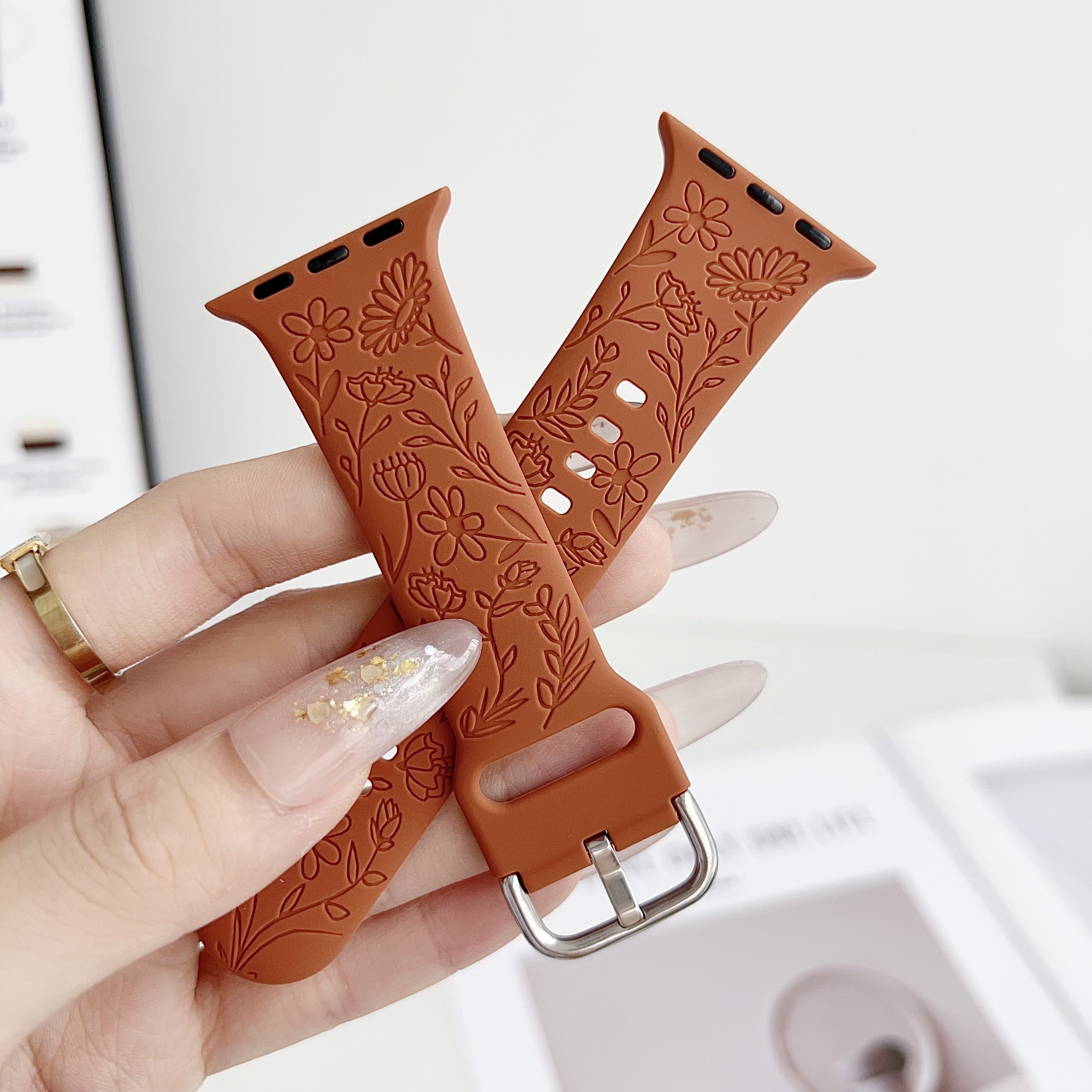 Стильный силиконовый ремешок для Apple Watch, подходящий для различных моделей и удобный для занятий спортом.