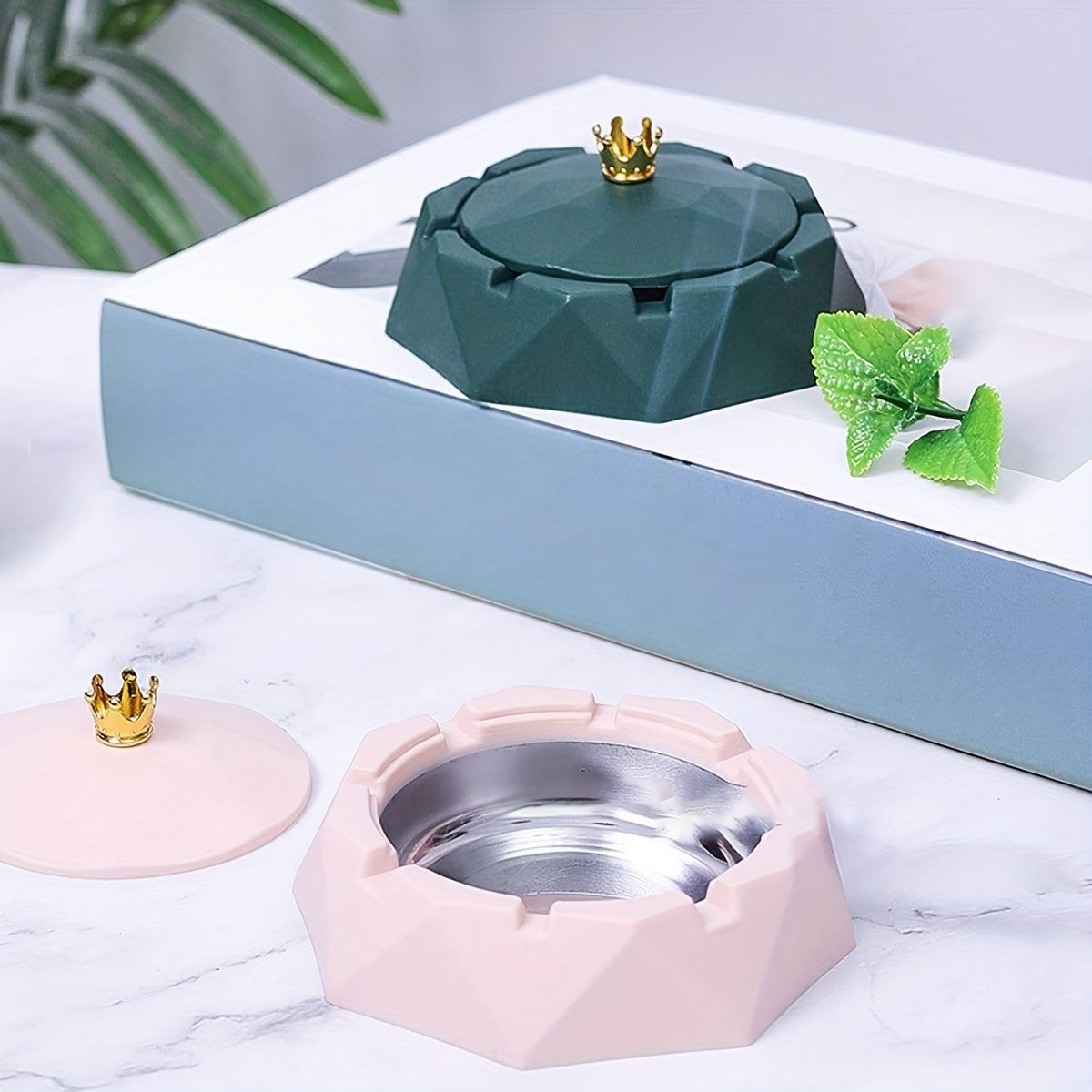 Tashqi va ichki tamaki chekish uchun aylanuvchi qopqoq bilan plastik tutun qutisi.