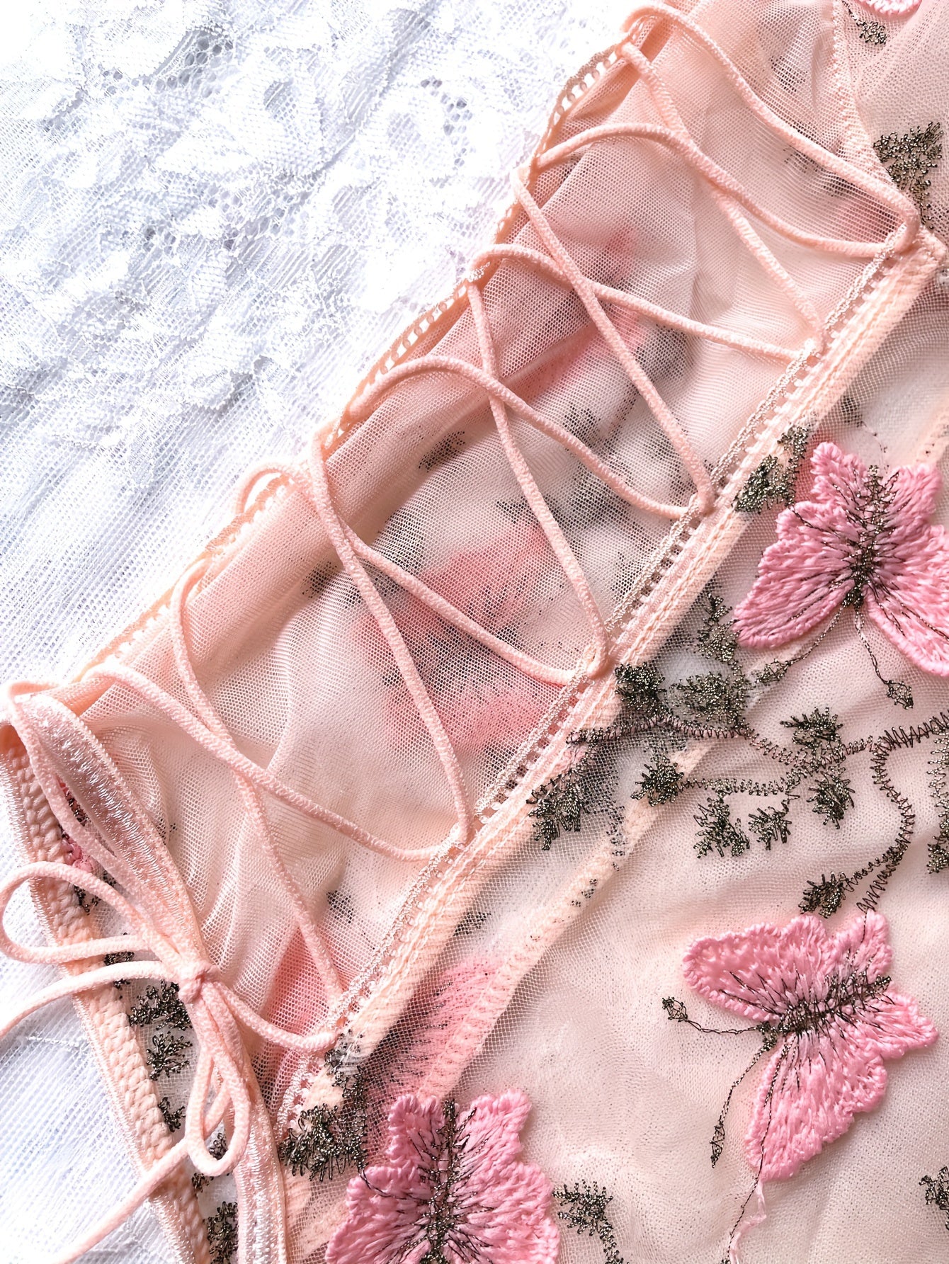 Ayollar uchun sexy ichki kiyim - chiroyli hasharotlar bilan bezatilgan, belbog'li teddy va orqa qismi ochiq slip bodysuit.