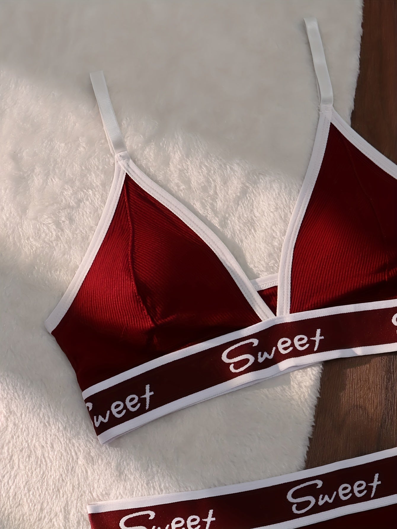 Ayollar uchun rangli blokli kamzuli brassiy va thong bilan harf bosma, sport ichki kiyim to'plami.