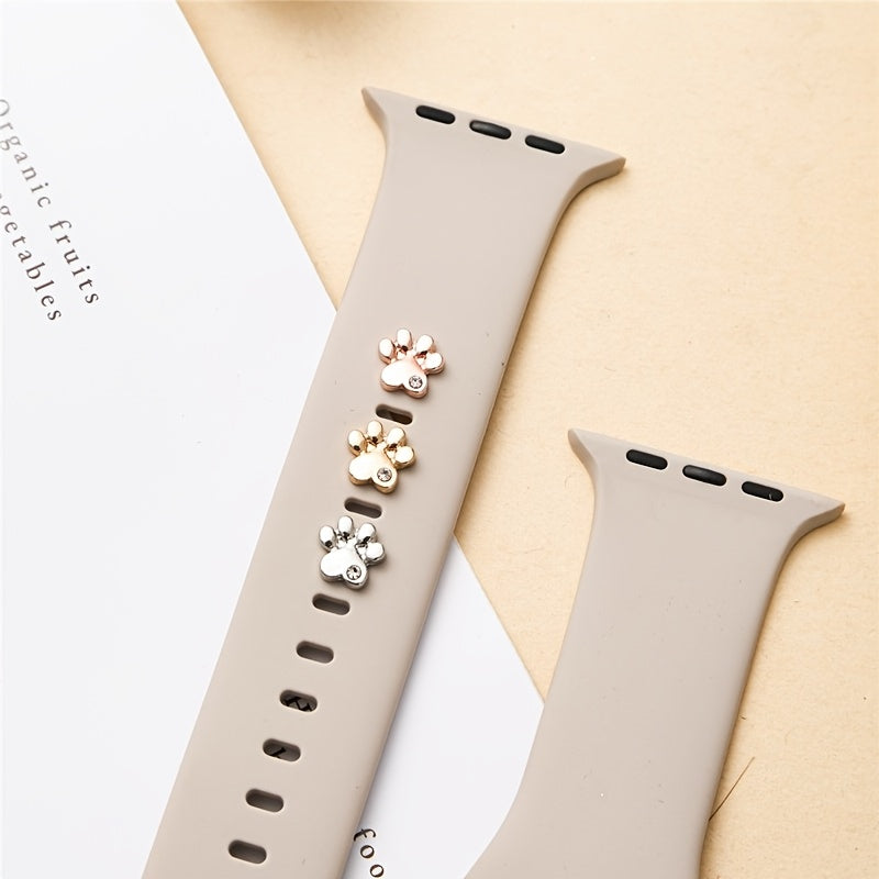 Комплект включает 3 украшения для ногтей в виде собачьих лап с стразами для силиконовых ремешков часов; не водонепроницаемы и батарея не требуется.