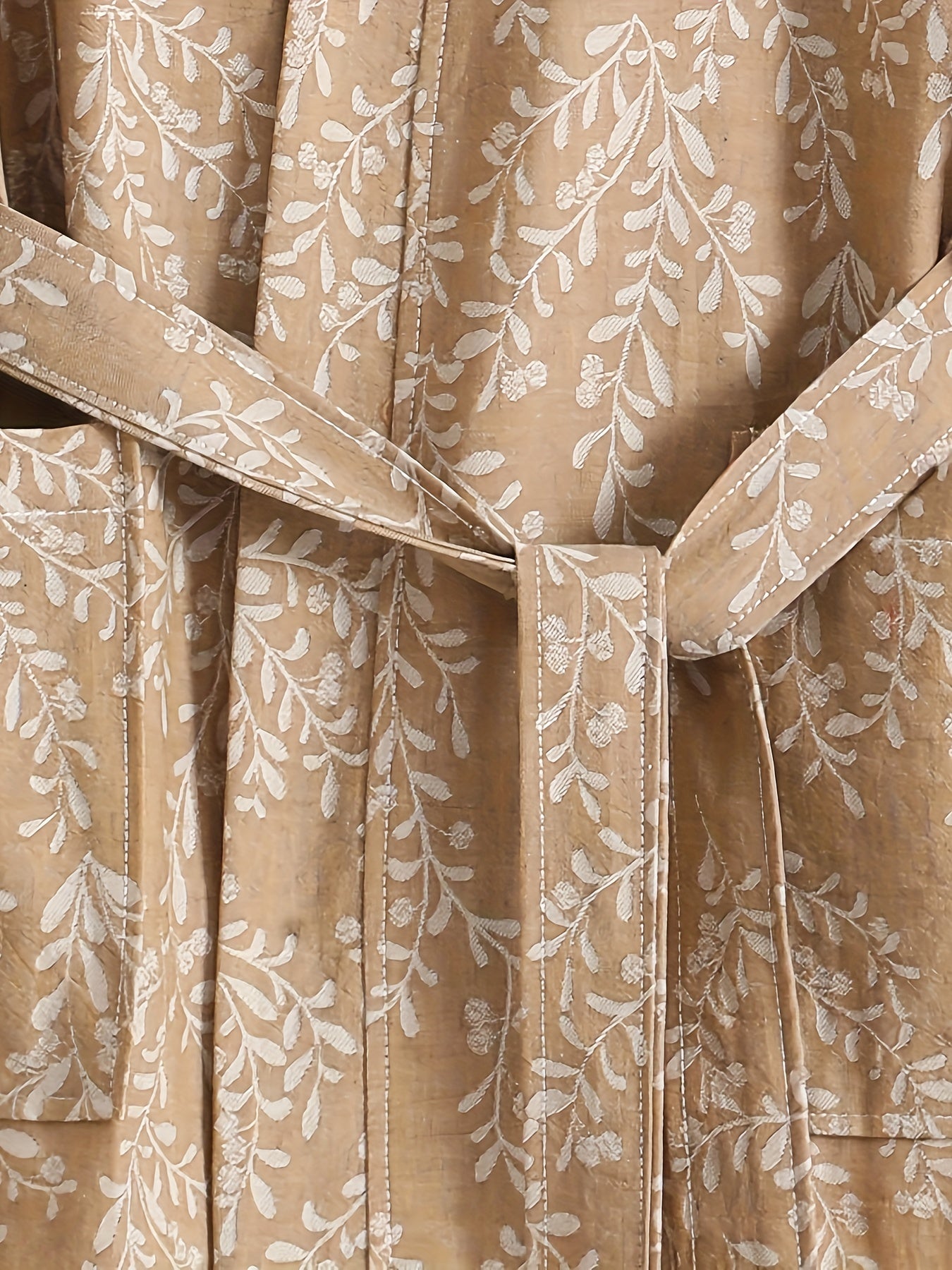 Ayollar uchun engil paxta jakard bathrobe, gullar naqshi bilan, tez quriydigan, namni o'zlashtiruvchi mato, uzun yenglar, v shaklidagi bo'yin, va bej/gul dizaynida kamar. Bahor, yoz va kuz uchun ideal.