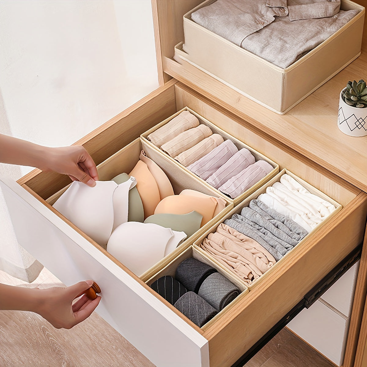 Набор из шести складных контейнеров из нетканого материала, идеально подходящих для организации одежды в шкафах и ящиках. Эти квадратные органайзеры без крышки идеально подходят для хранения необходимых вещей в детской и спальне.