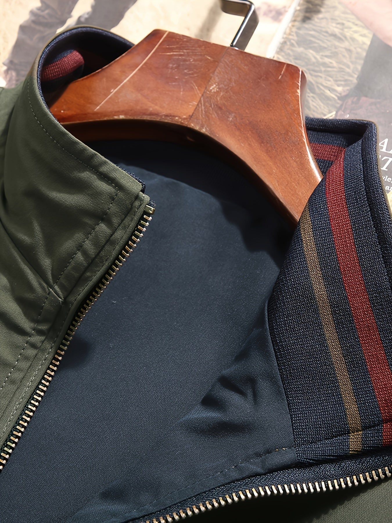 Мужская оливково-зеленая повседневная куртка из полиэстера с двусторонними карманами, стойким воротником и застежкой-молнией