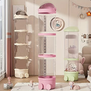 Qoplamali, dumaloq plastik qiziquvchi quti, qopqog' bilan. Yumshoq o'yinchoqlar, qiziquvchilar va turli xil buyumlar uchun ideal. Uy tashkiloti va sovg'alar uchun mukammal, shuningdek, bayram bezaklari uchun ham foydalanish mumkin.