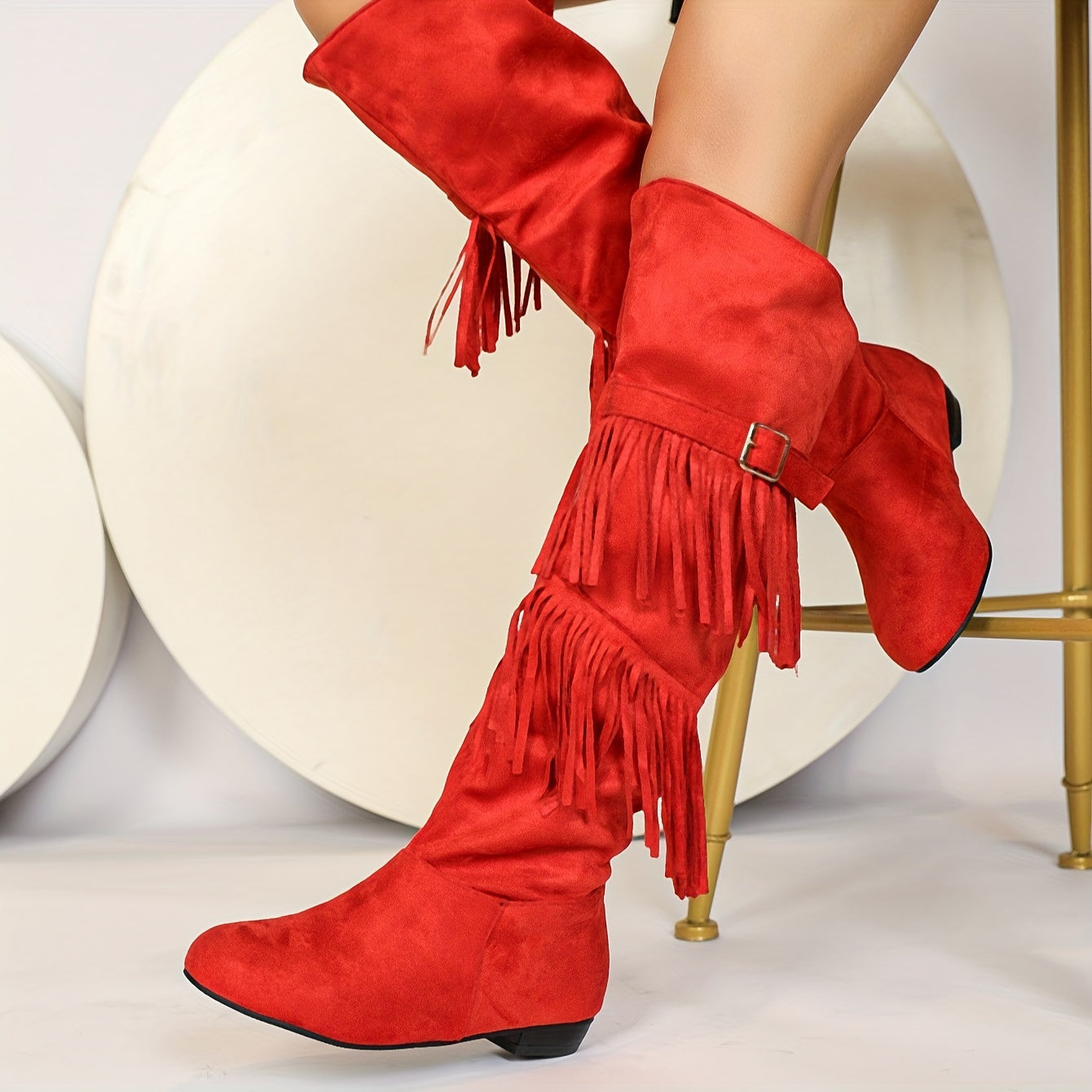 Ayollar uchun bir rangli yuqori qadamli botinkalar, tassel bezakli va bucklе strap bilan