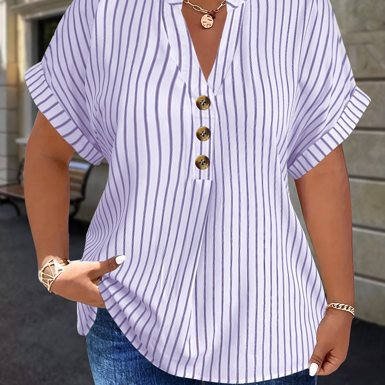 Plus o'lchamdagi ayollar bluzkasi chiziqli raglan ko'kraklar bukilgan yelka o'rashli bo'yinbog'li bezakli tugmachalar