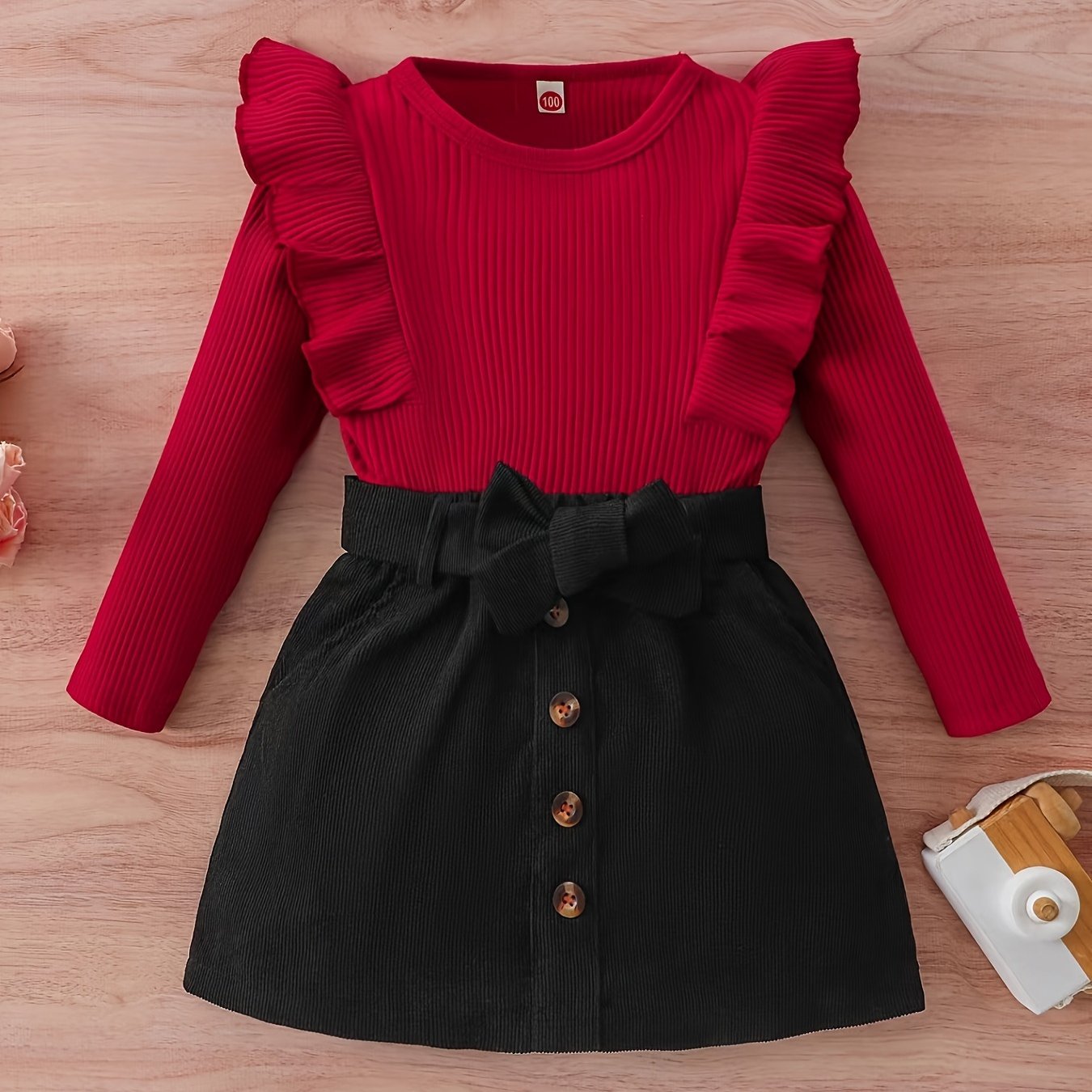 Yevropa va Amerika uslubidagi qizlar uchun kuz va qish kiyimi, ikki qismli to'plamda uchuvchi yengli bolalar bluzkasi va zamonaviy korduroy yubkasi mavjud.