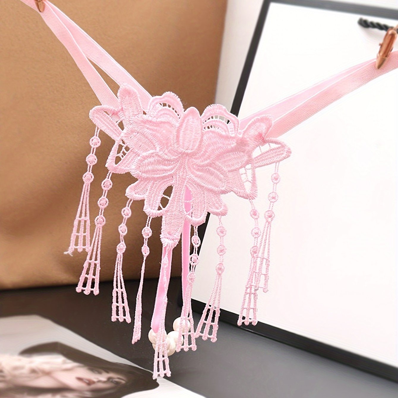 Tasselli dantelli thong, kattalar uchun tikilgan V-string ichki kiyim.