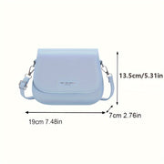 Silliq va zamonaviy ot bag'aji, tasodifiy tuzilishga va minimalist dizaynga ega, yelka ustida yoki diagonaldan taqilishi mumkin.