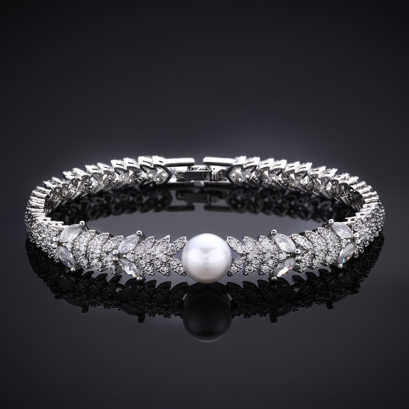 Ayollar uchun nozik to'y zargarlik to'plami, maxsus kuningizda hashamatli tuyg'u berish uchun yuqori sifatli kubik zirkoniya va sun'iy marvaridlarni o'z ichiga oladi.