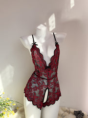 Jozibali dantel bodysuit, chuqur V-shakl, ochiq orqa va kesish tasma dizayni bilan.