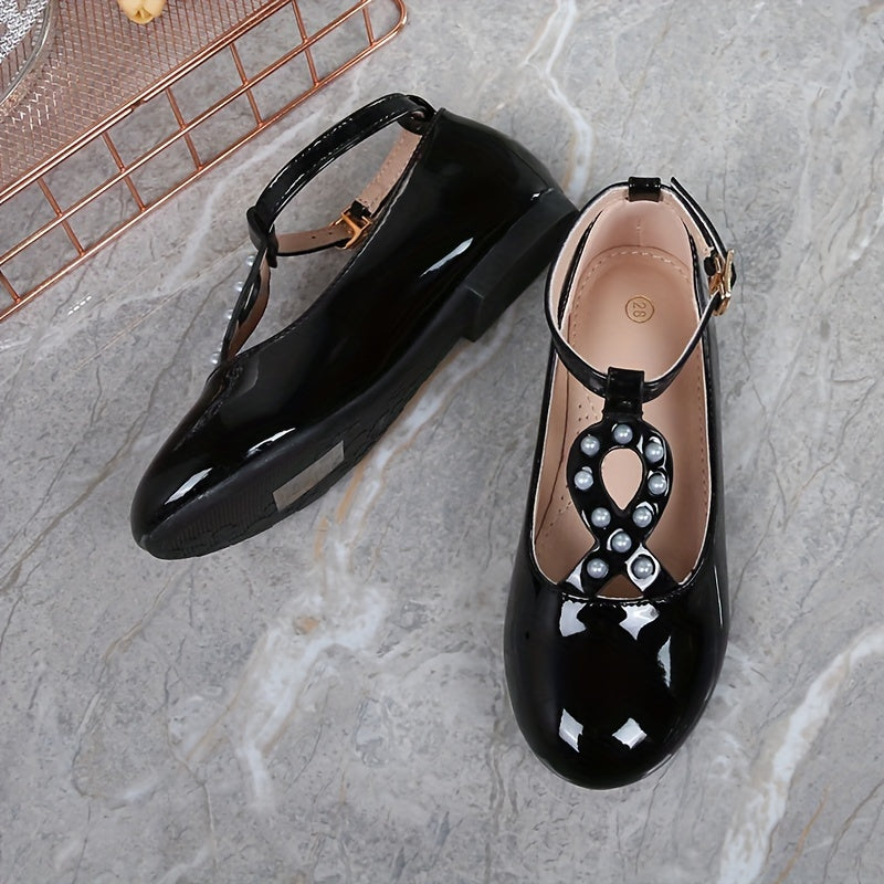 Zinati qora malika poyabzallari, marosimlar va ochiq havoda faoliyatlar uchun mukammal, marjonli bezaklar bilan.