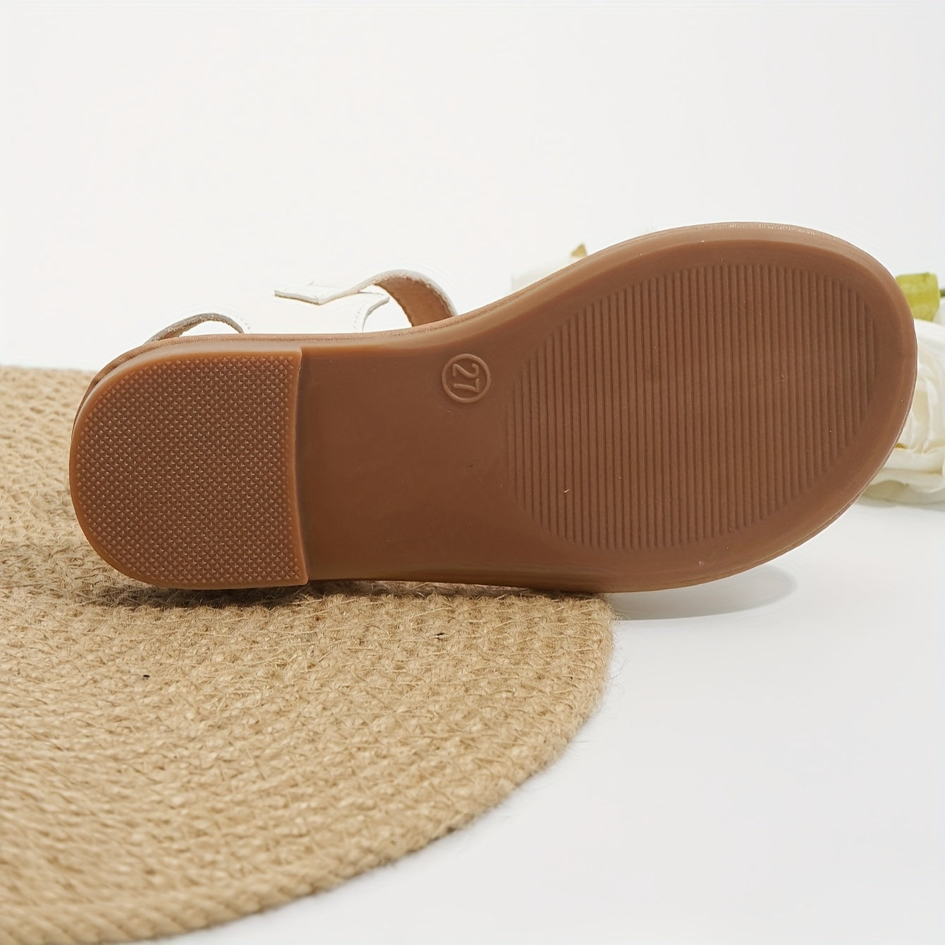 Qizlar uchun zamonaviy va amaliy ochiq barmoq sandallari, yozda ichki va tashqi kiyim uchun mukammal.