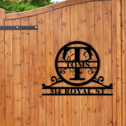 Maxsus metall oilaviy nom yozuvi bilan monogram va familiya, ob-havo sharoitiga chidamli, bardoshli va teksturali yakuniy uchun uy bezaklari