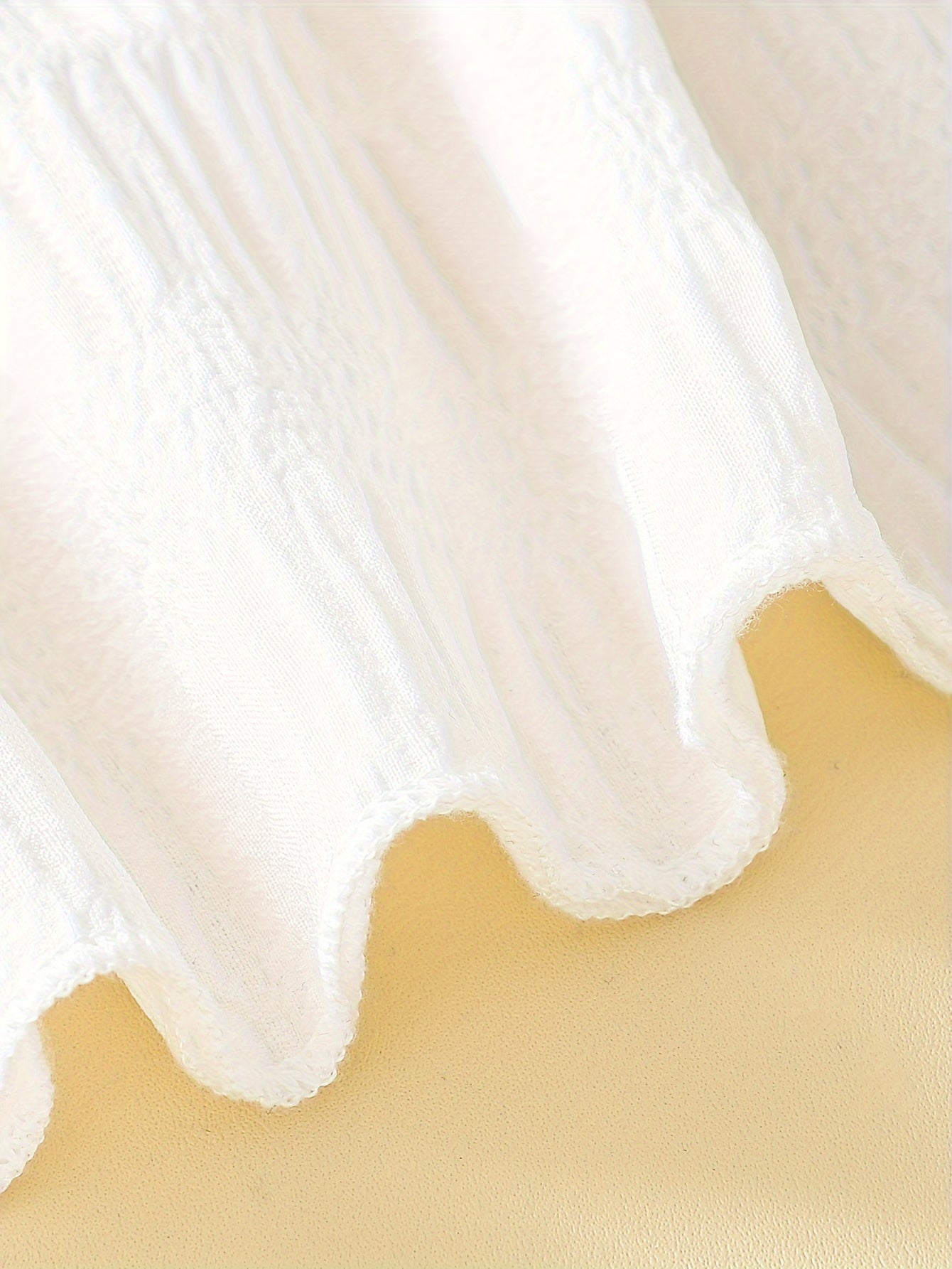 Qizlar uchun 2 qismli kuz to'plami, qirralari qiyshiq ko'ylak va dantel tafsilotli denim shimlar, bir rangda. Polyesterdan tayyorlangan, oddiy moslikda, to'qilgan mato. Kichik bolalar uchun ochiq havoda kiyish uchun mos.