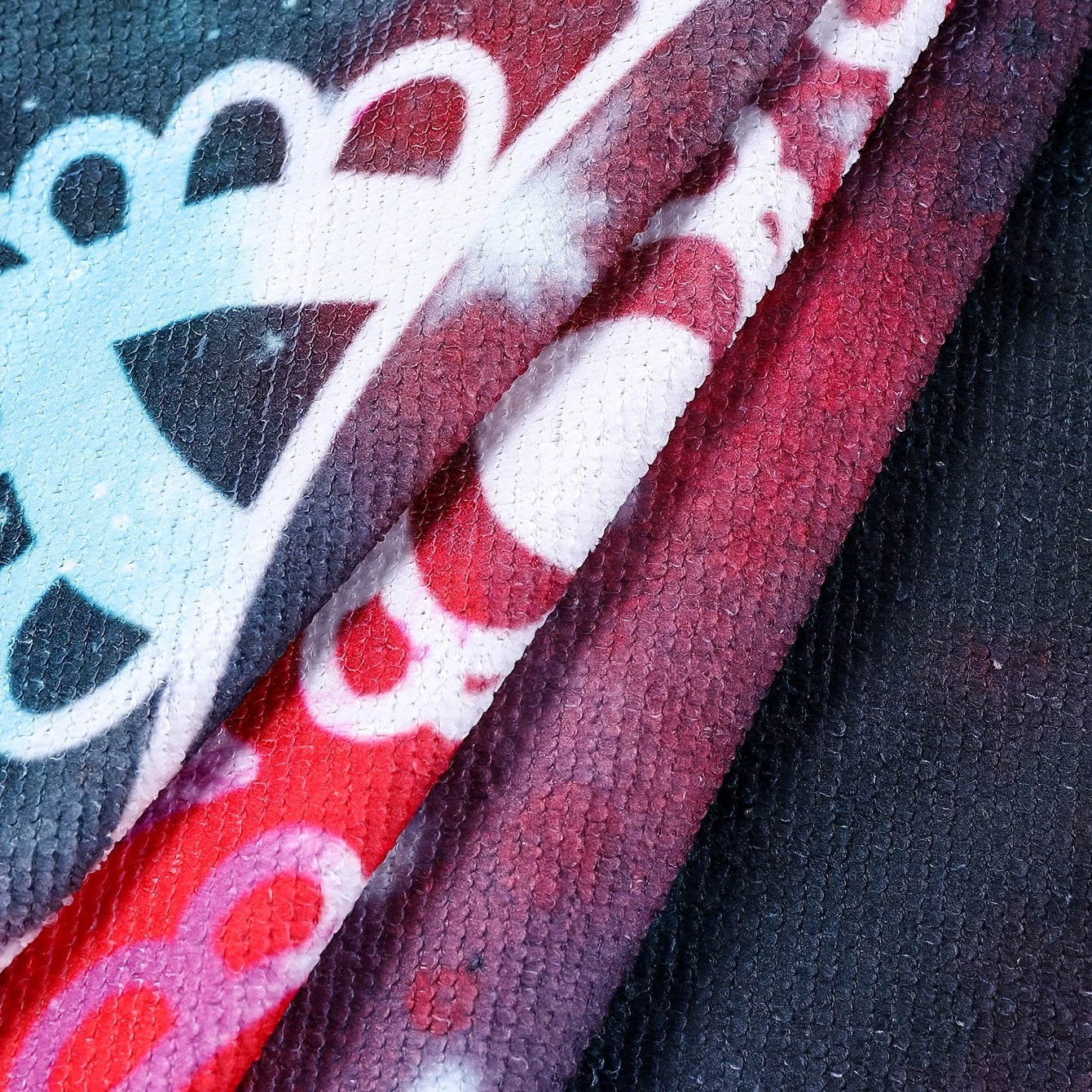 Цветное пляжное полотенце идеально подходит для активного отдыха, плавания и кемпинга. Быстросохнущее и мягкое для летних отпусков и у бассейна.