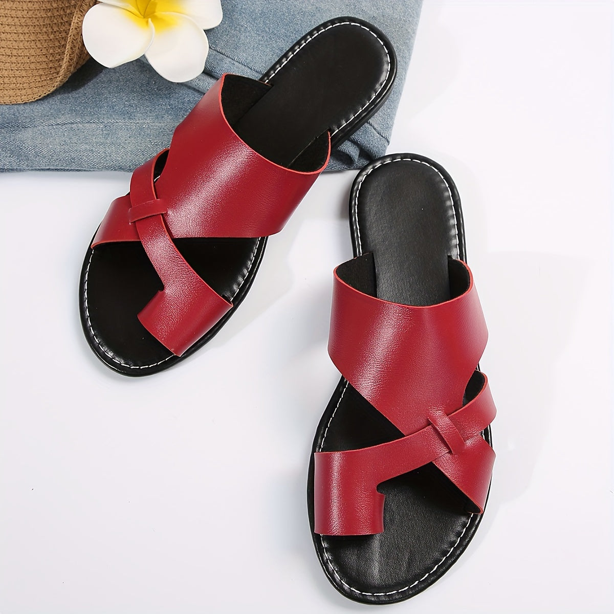 Ayollar uchun tekis slaydlar, barmoqlar uchun halqali, kundalik yozgi plyaj poyafzali