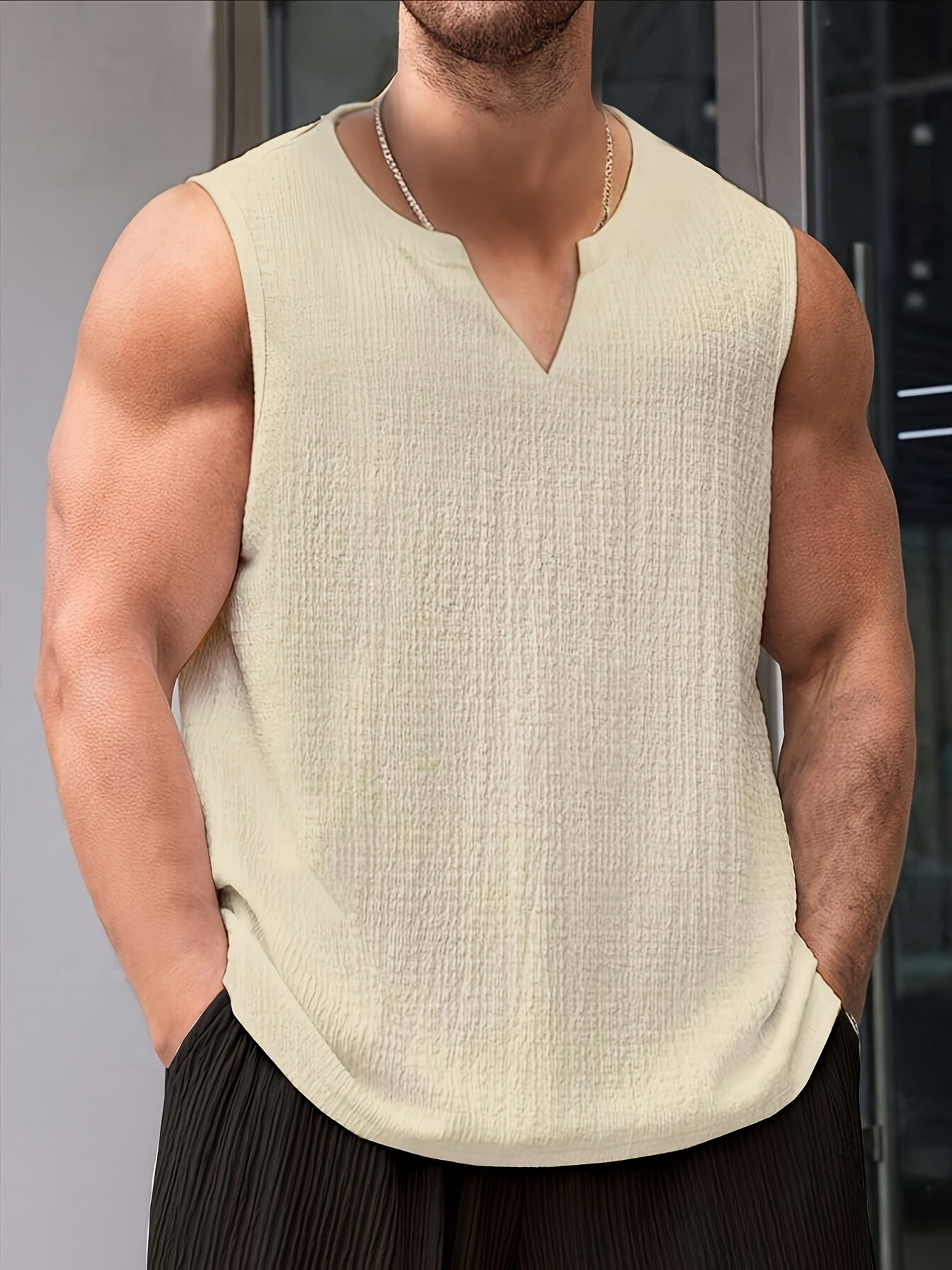 Erkaklar uchun polyester tank top, erkin kesim va ozgina cho'zilishi bilan, yozgi norasmiy sayohatlar uchun mukammal.